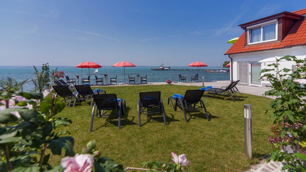 Seeterrasse mit Liegewiese Seehotel BelRiva
