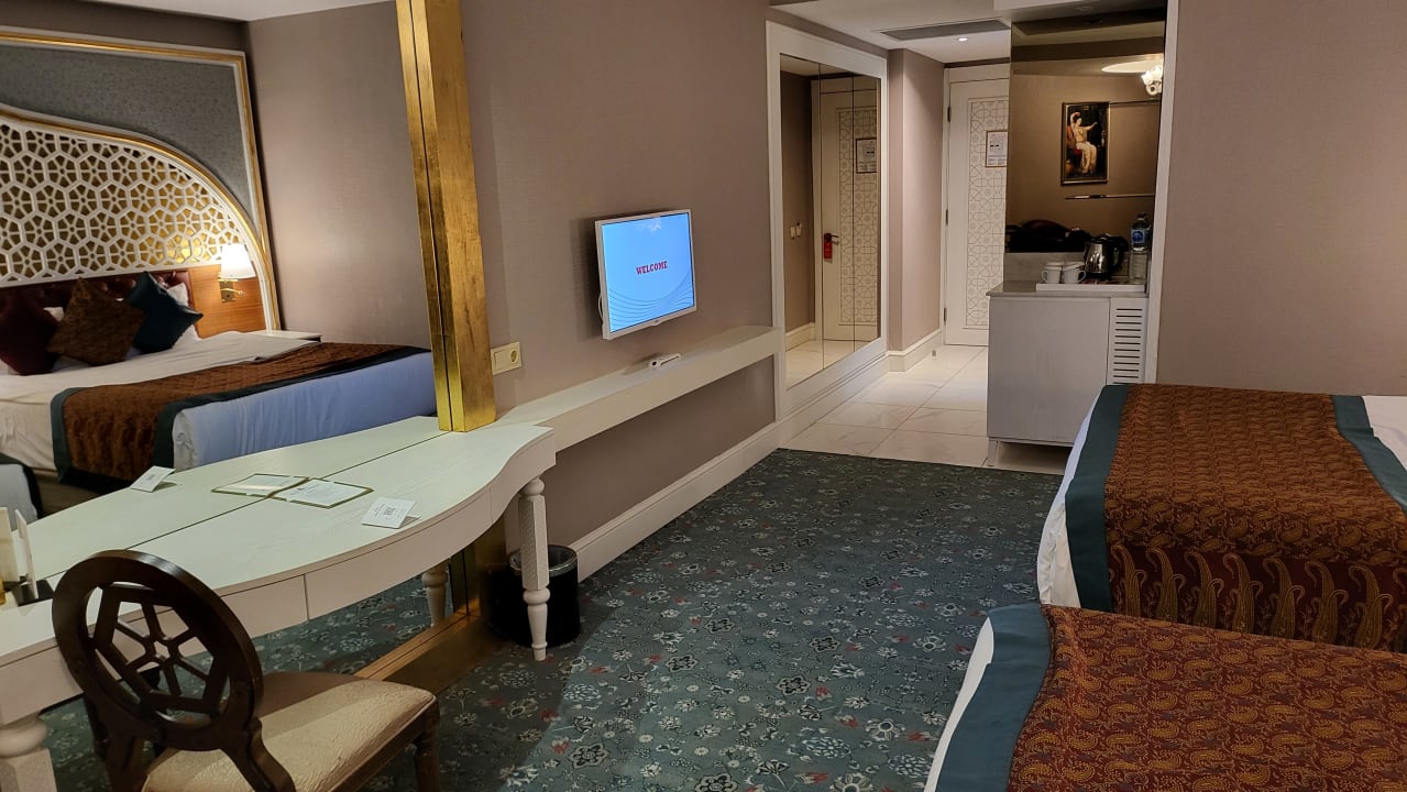 Zimmer Royal Taj Mahal Hotel