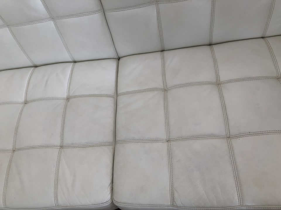 Couch Mega dreckig  Hotel Villas Resort