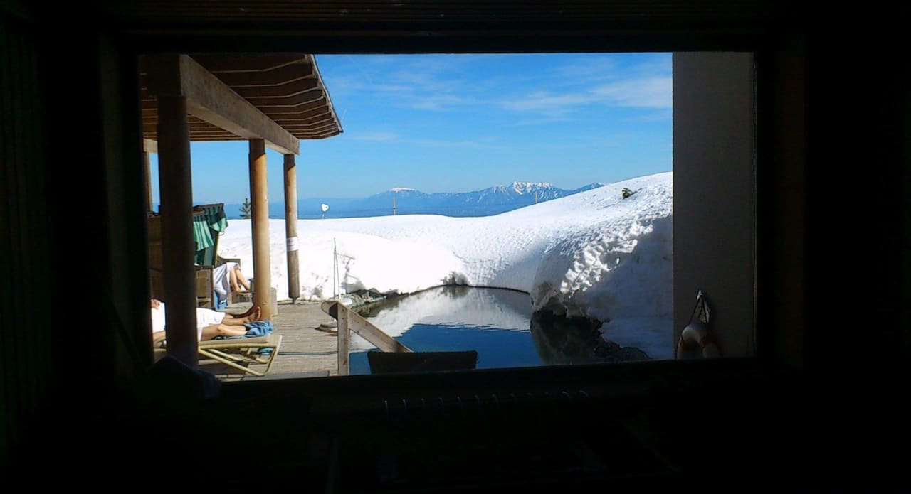 Bilck aus der Zirbenbsauna zu den Karawanken Mountain Resort Feuerberg