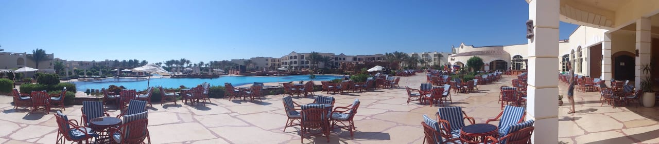 Widok z lobby na basen od strony plaży Regency Plaza Aqua Park & Spa