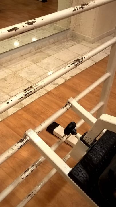 Bank mit viel Rost Kresten Palace Hotel