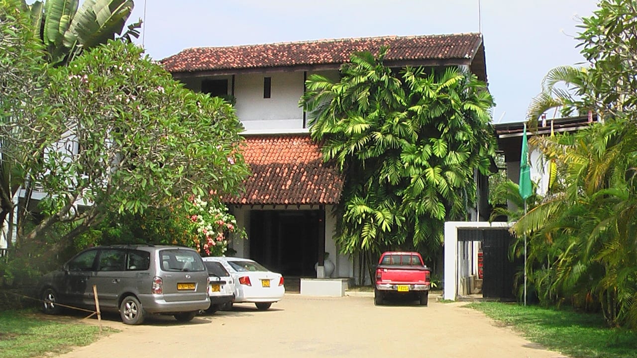 Hoteleinfahrt und Parkplatz  Earl’s Reef Beruwala