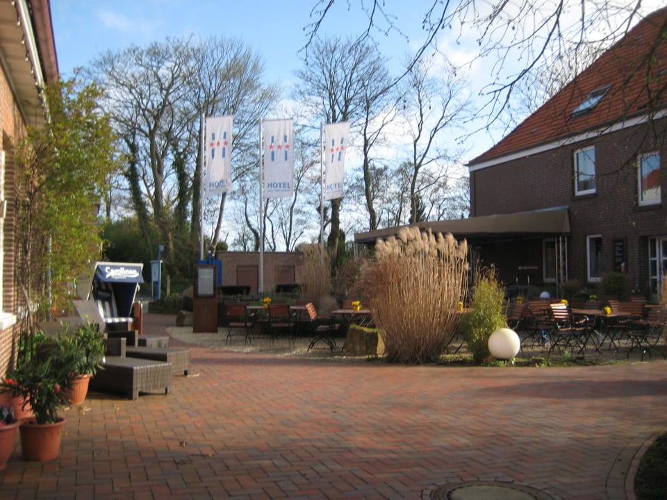 Terrasse zwischen den Gebäudeteilen Hotel Hinrichs (Vorübergehend geschlossen)