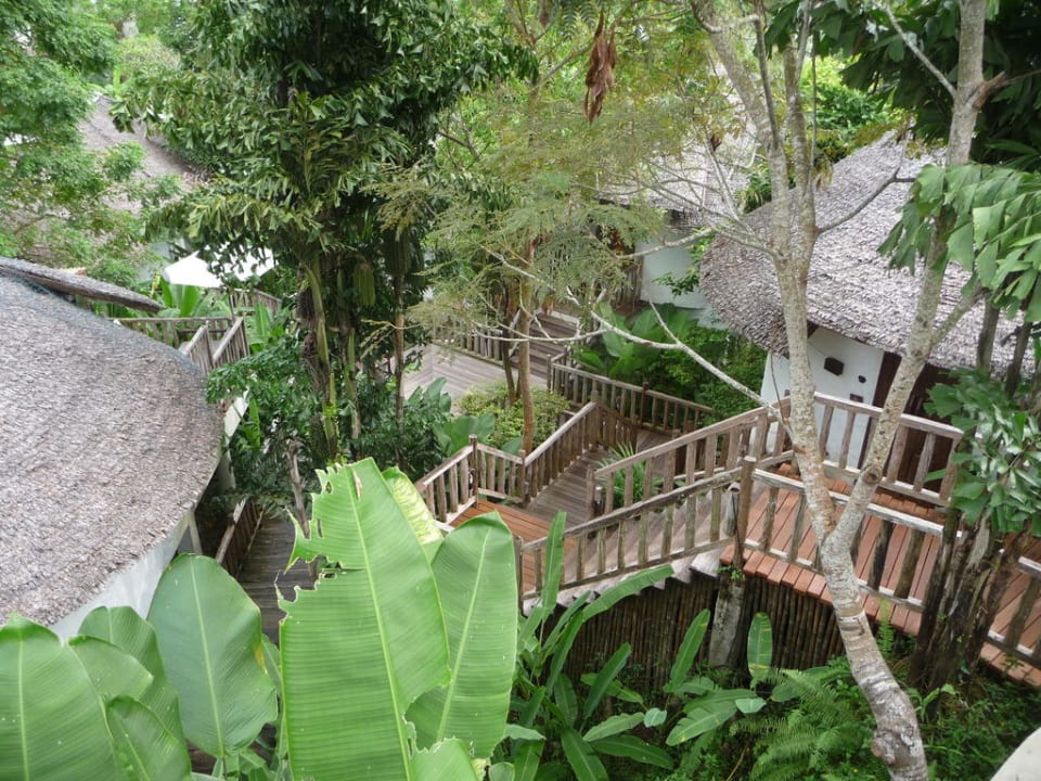 Garten und Stege Aana Resort