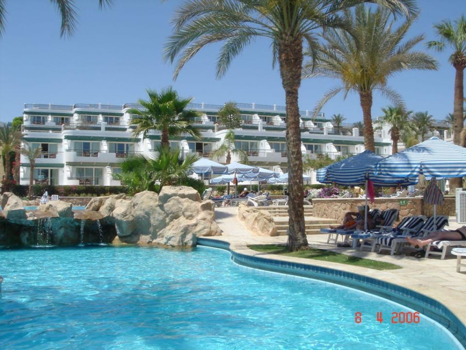 Aufnahme vom Pool zu den Zimmern Safir Sharm Waterfalls Resort