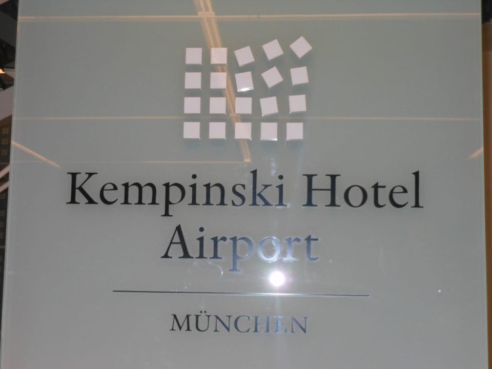 Beschriftung im Erdgeschoss des Hotelgebäudes Hilton Munich Airport