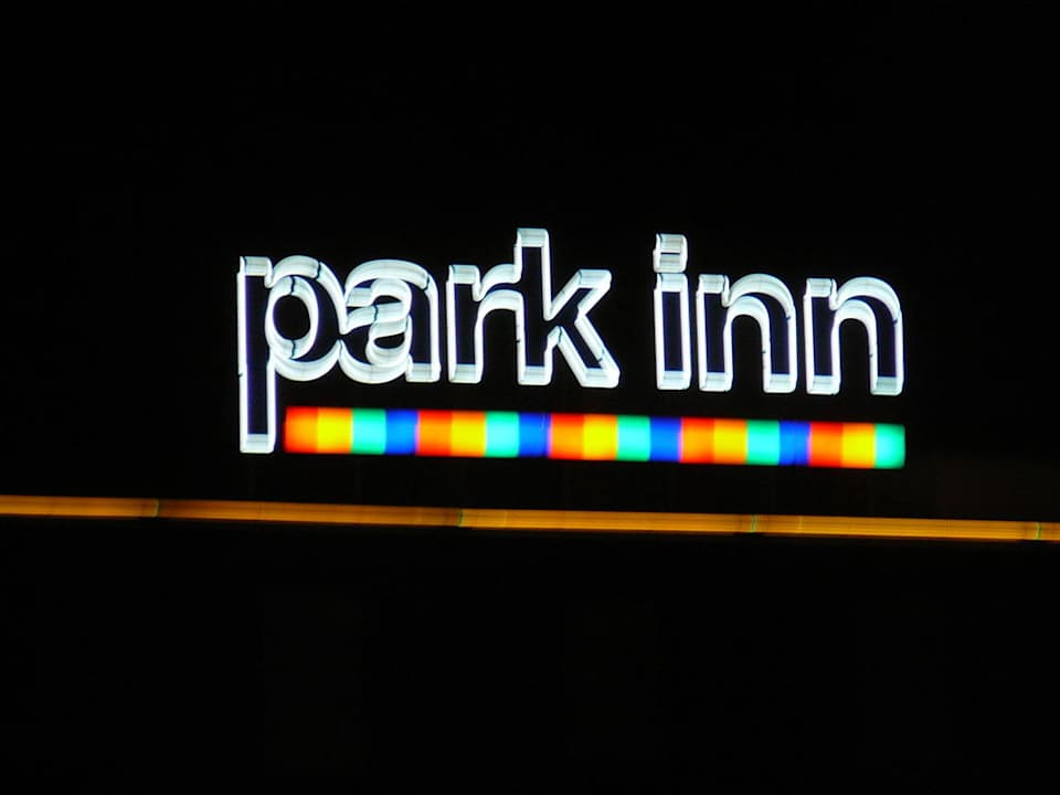 Logo bei Nacht Radisson Hotel Zurich Airport