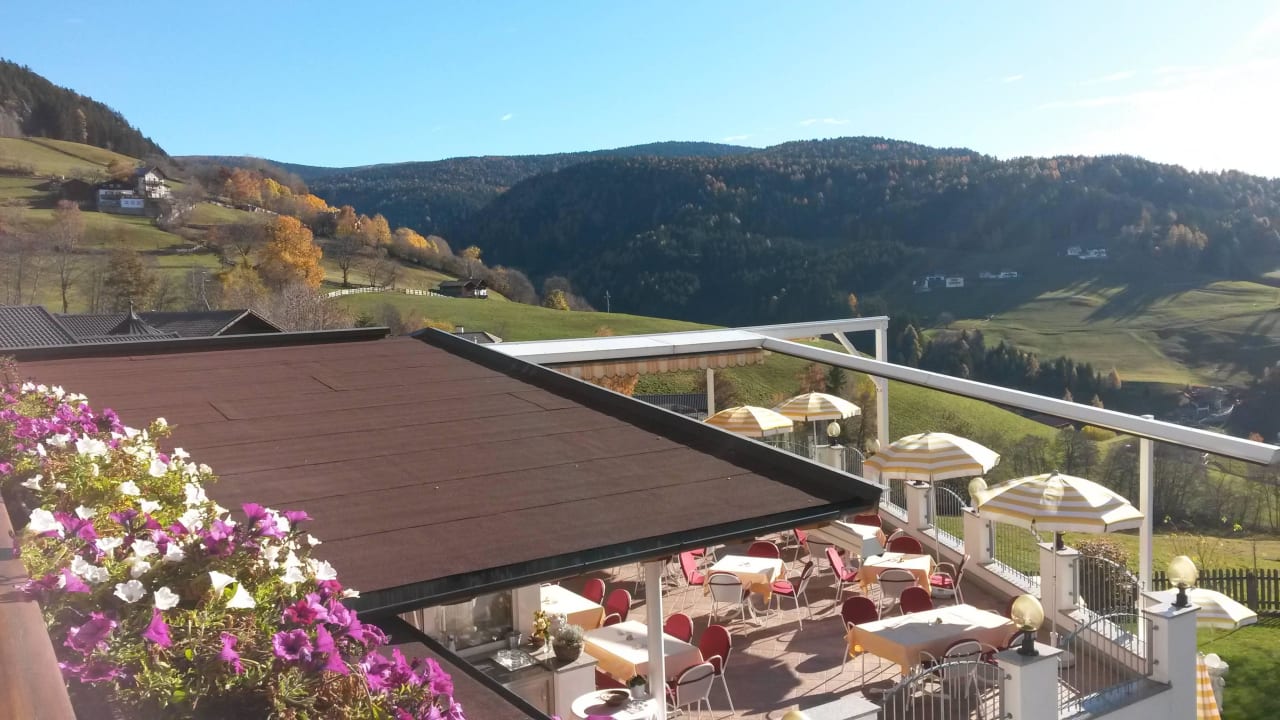 Blick auf Hotelterrasse Hotel Sonnenheim