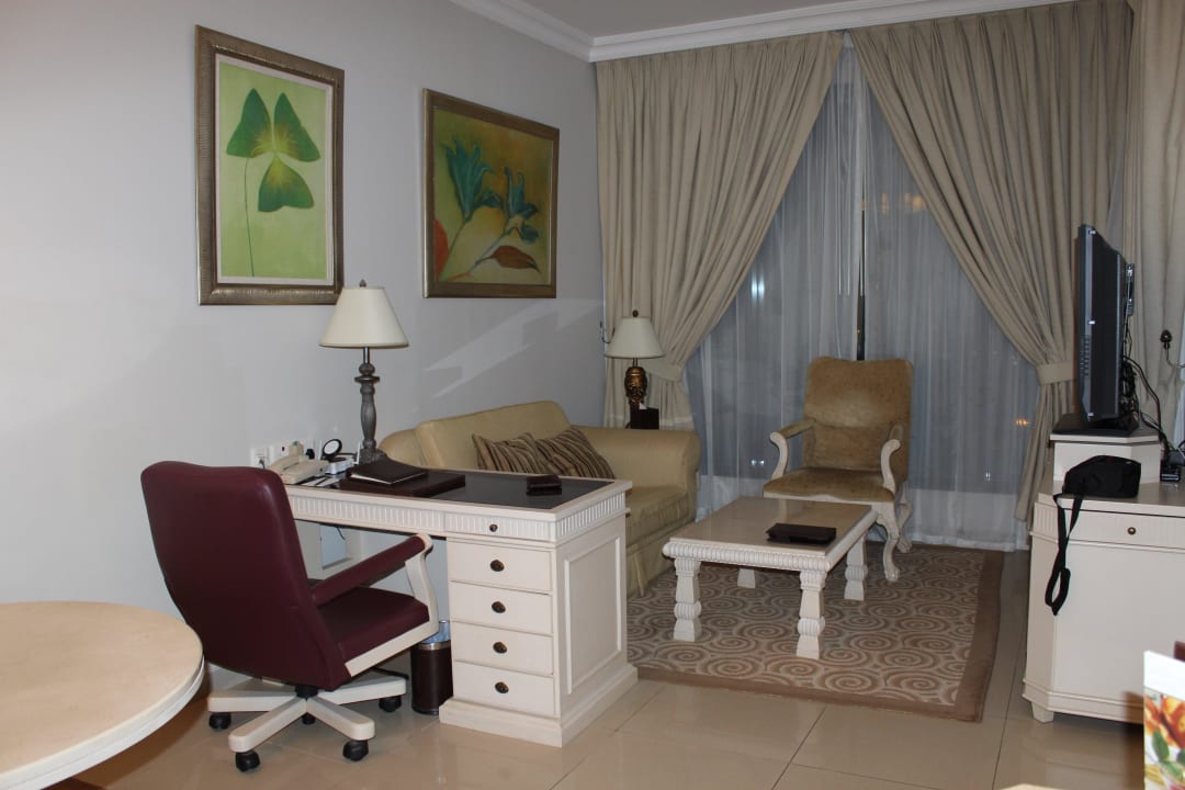 Wohnzimmer mit Essbereich und Schreibtisch Two Seasons Hotel & Apartments