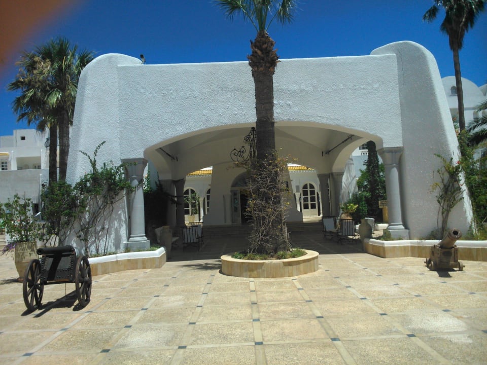 Wejście do hotelu Alassio Hotel and Thalasso