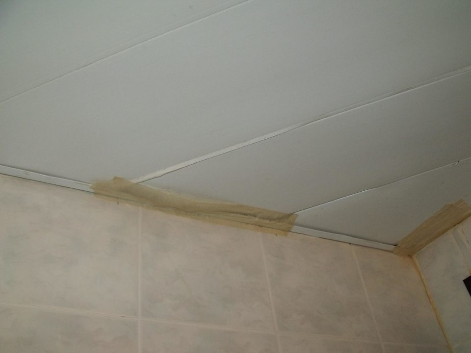 Im Badezimmer ist die Decke mit einem großen Klebestreifen g Semoris Hotel