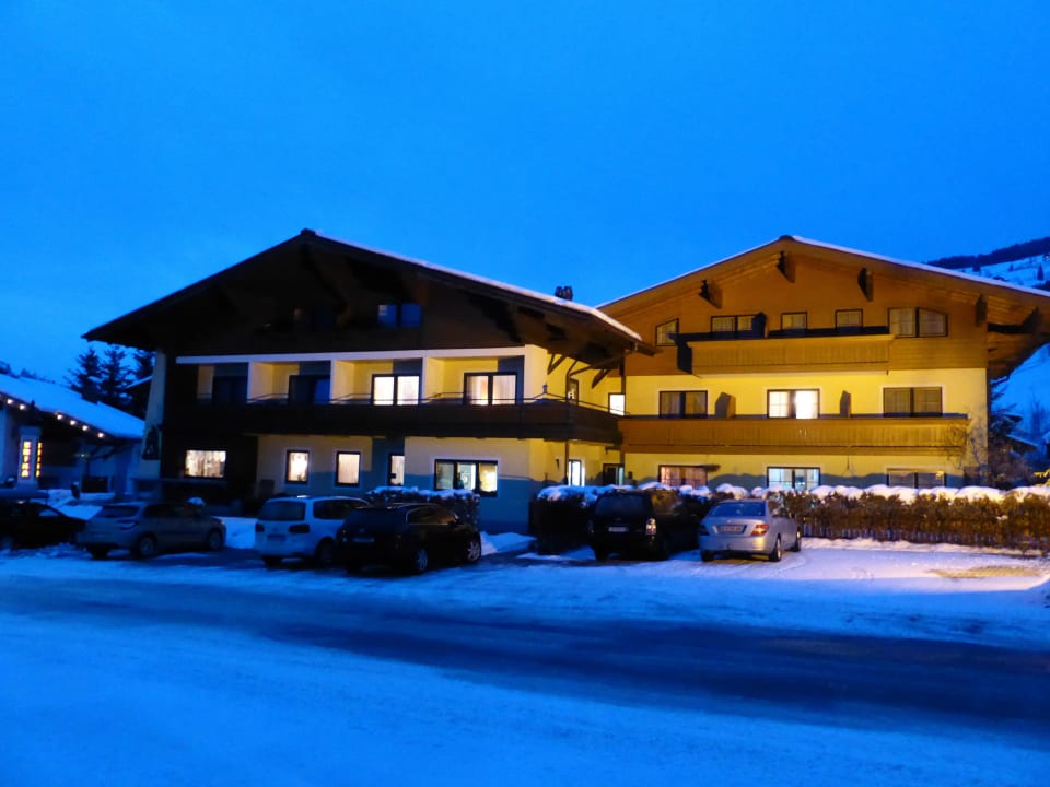 Abends im Schnee Familien- & Wanderhotel Erika