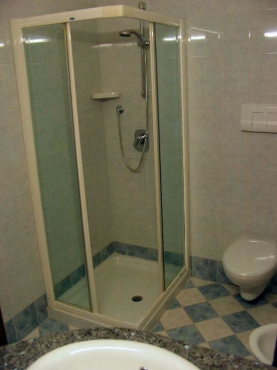 Dusche im Bad von Zimmer 10 Hotel Vigna