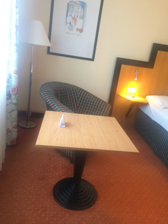 Tisch und Sessel Hotel Don Giovanni Prague