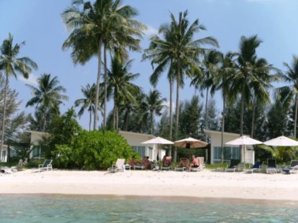 Blick vom Meer auf Strand und Villas Kantary Beach Hotel - KHAO LAK