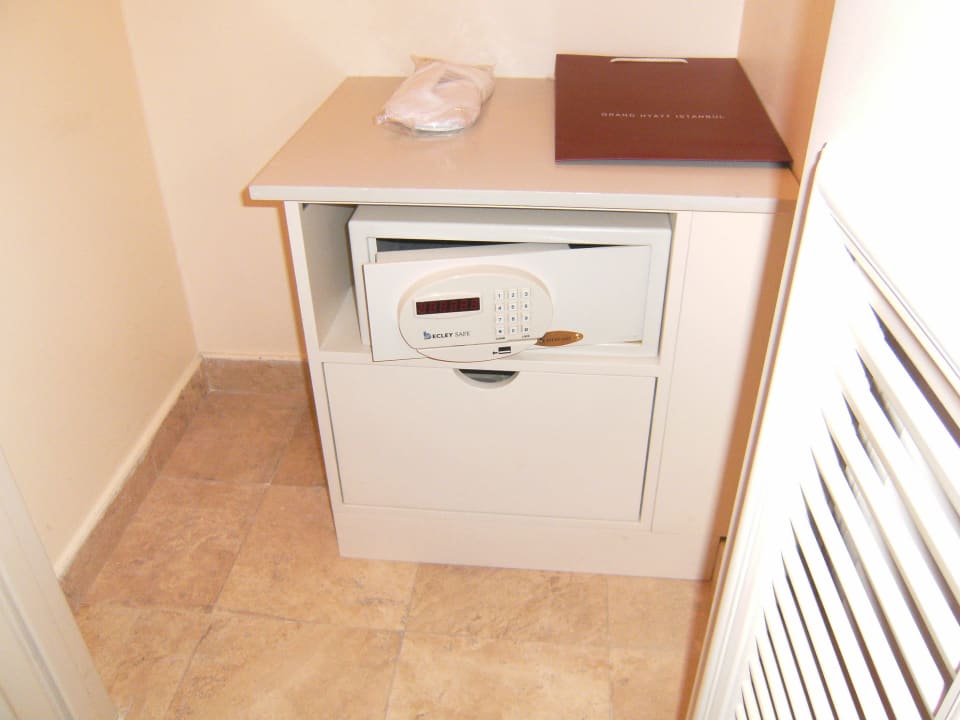 Safe in Kleiderschrank Hotel Grand Hyatt Istanbul