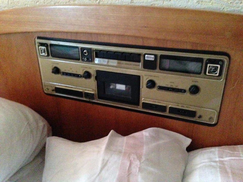 Kassettenradio am Bett-seit 20 Jahren nicht renoviert  Allvitalis Traumhotel
