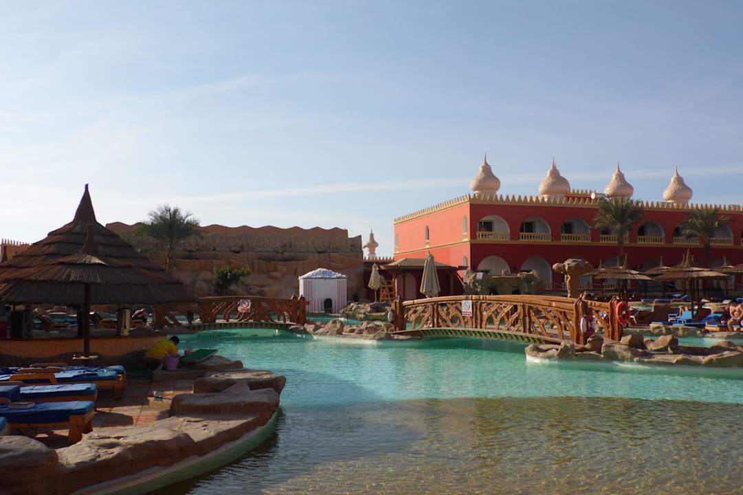Einer der Pools mit Poolbar Pickalbatros Alf Leila Wa Leila Resort - Neverland Hurghada