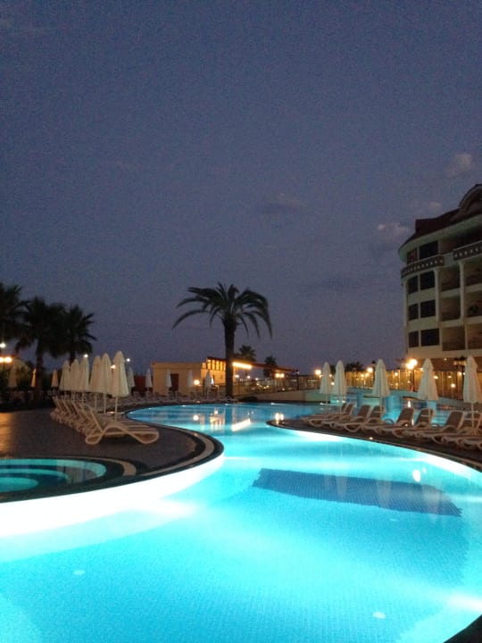 Pool am Abend  Kirman Belazur Resort & Spa