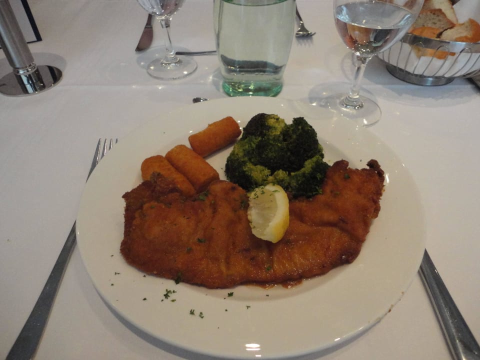 Schnitzel mit Gemüse und Kroketten DORMERO Hotel Dessau-Roßlau