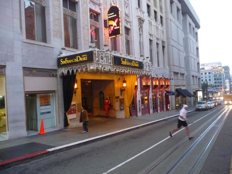 Von dem Cable Car aus gesehen Beacon Grand, A Union Square Hotel