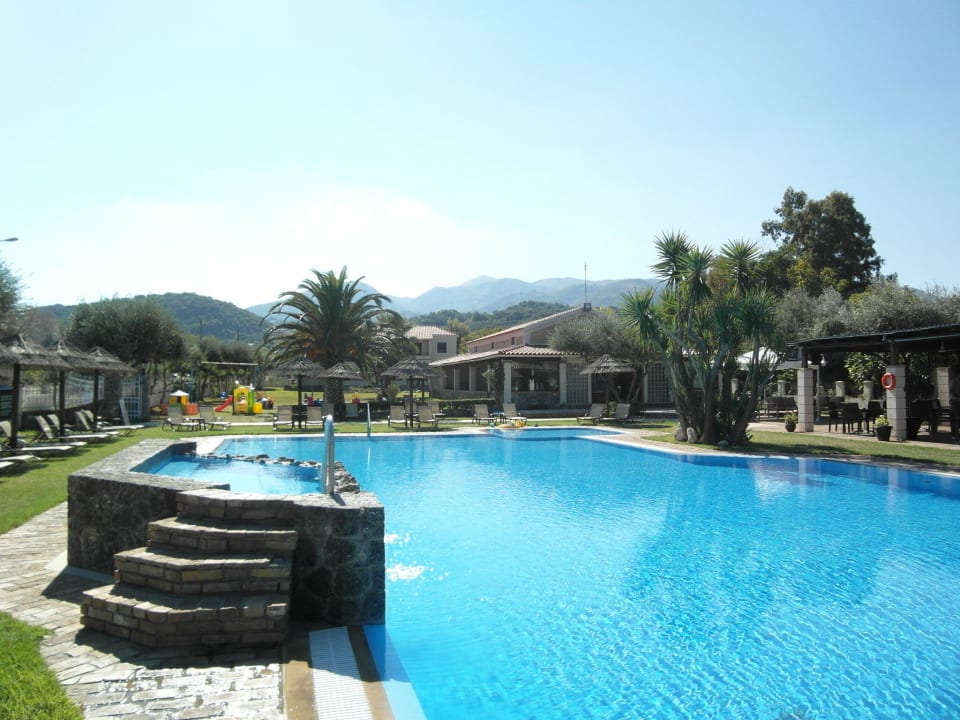 Freeswimmingpool 250 m far. Almiros Apartments