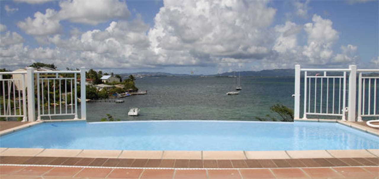 Blick über die Terrasse aufs Meer Anse Mitan Guesthouse