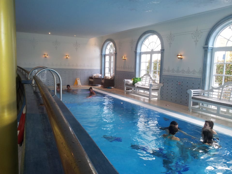 Hallen-Freibad und Liegebereich draußen Hotel Bell Rock Europa-Park