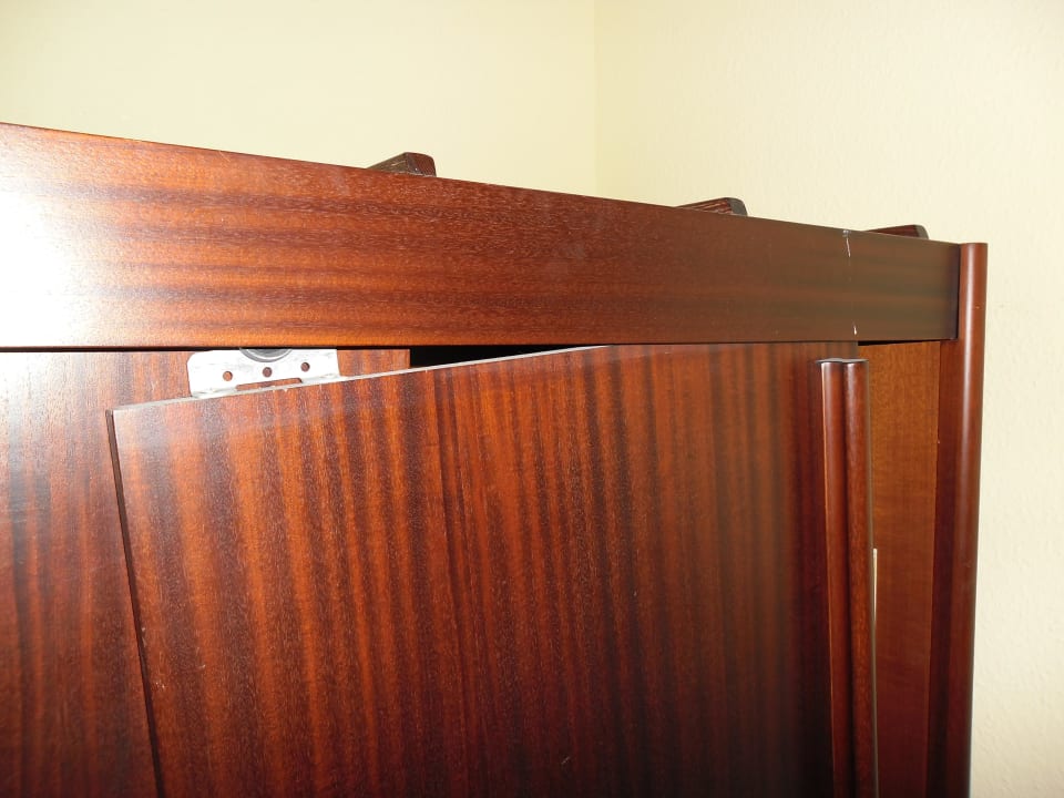 Kaputter Schrank Hotel Bergheim