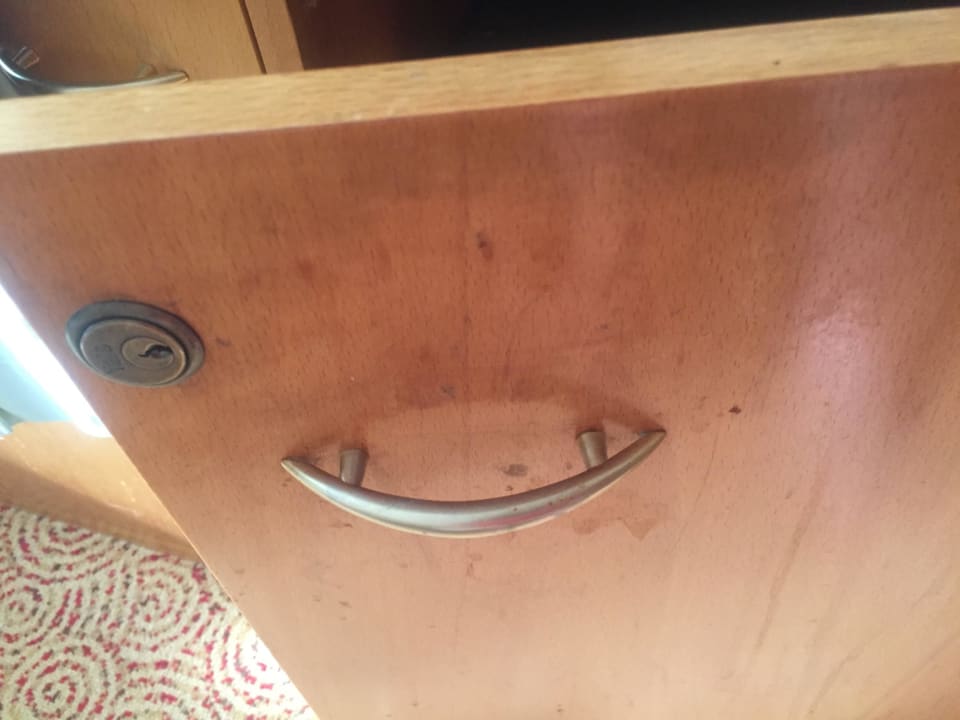 Dreckige Türen zum Kühlschrank Swiss-Belhotel Sharjah