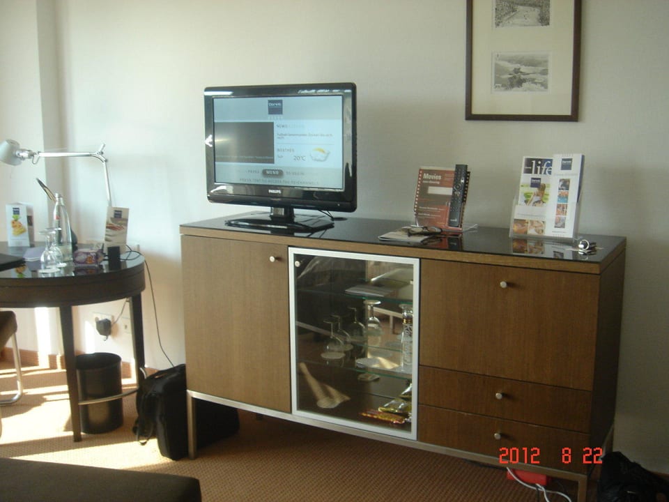 Im Schrank Kaffeemaschine und Minibar Dorint Hotel An der Kongresshalle Augsburg