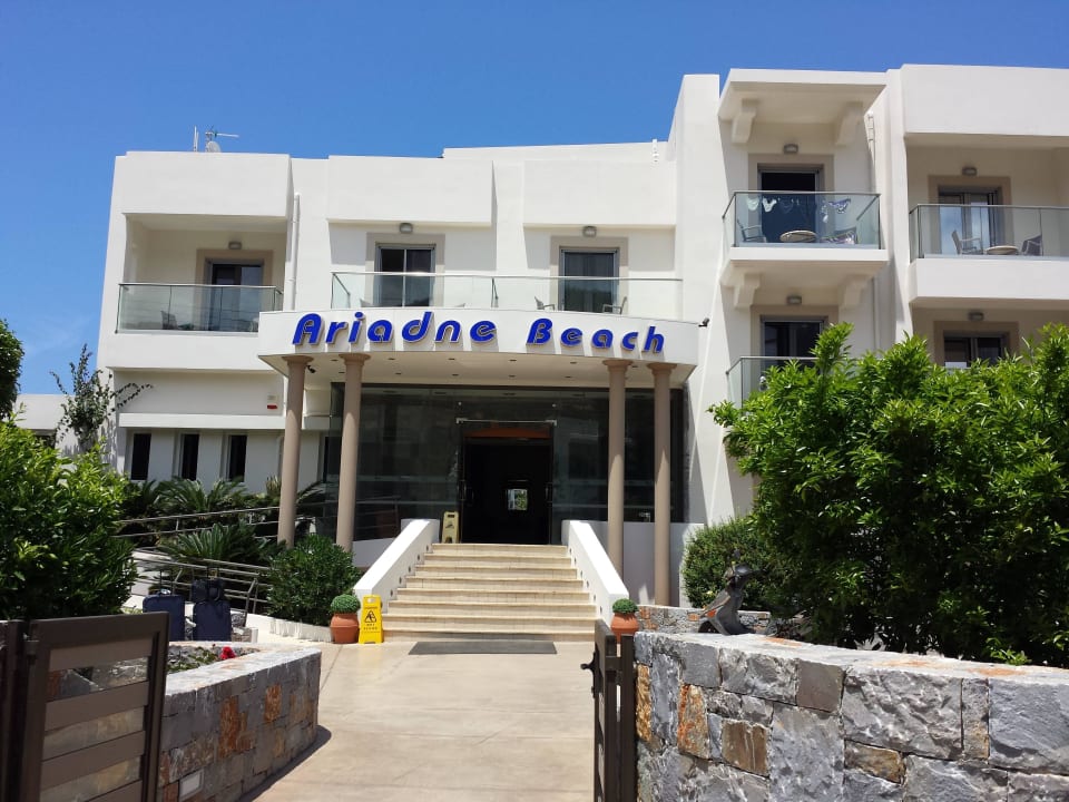 Hotel von der Straßenseite Hotel Ariadne Beach
