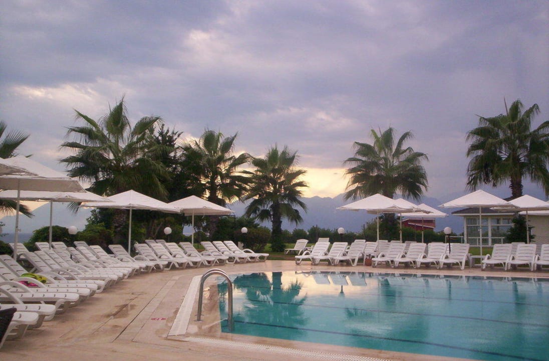 Sonnenuntergang am Pool Falcon Hotel