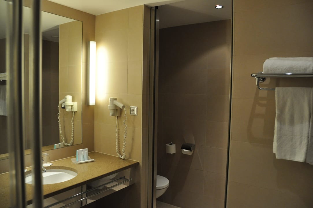 Hinter dem Spiegel verbirgt sich die Toilette Austria Trend Hotel Savoyen Vienna