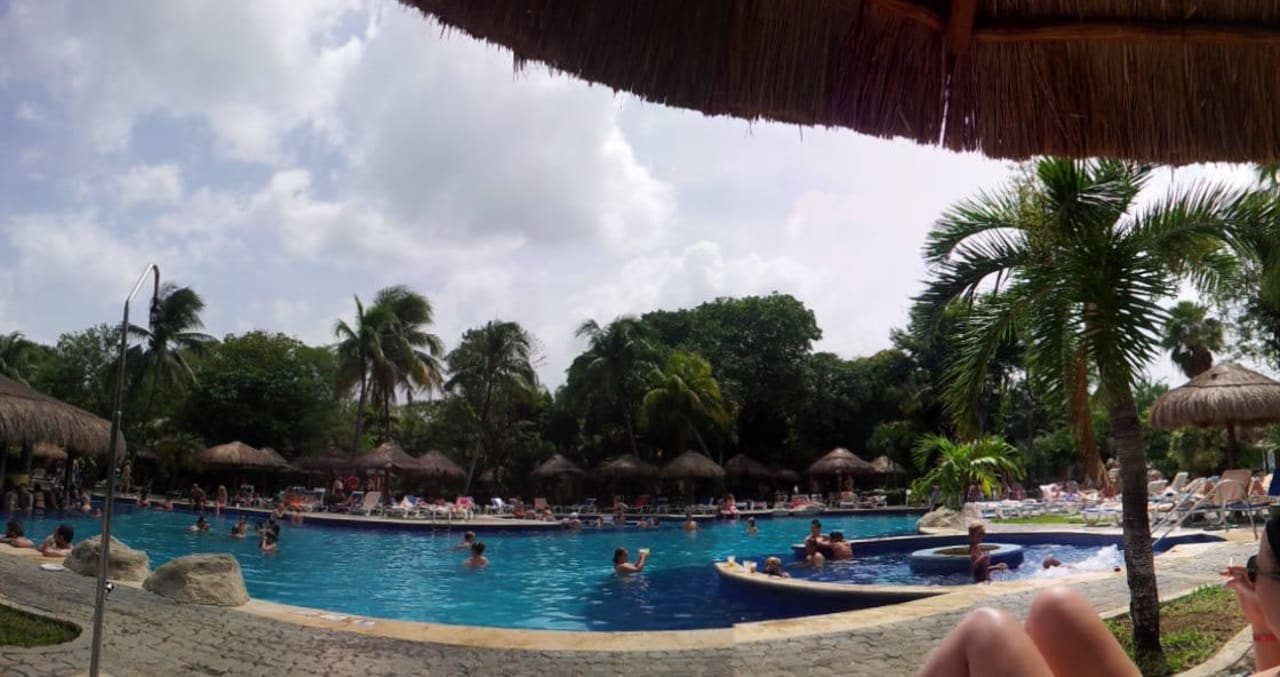 Eine Seite des Pools Hotel Riu Tequila