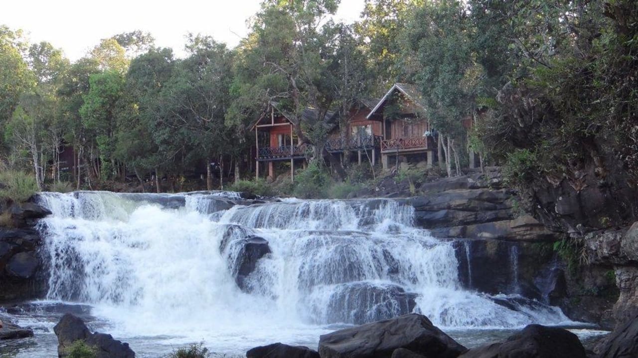 Blick auf Wasserfall und Bungalows Sayse Guesthouse & Resort