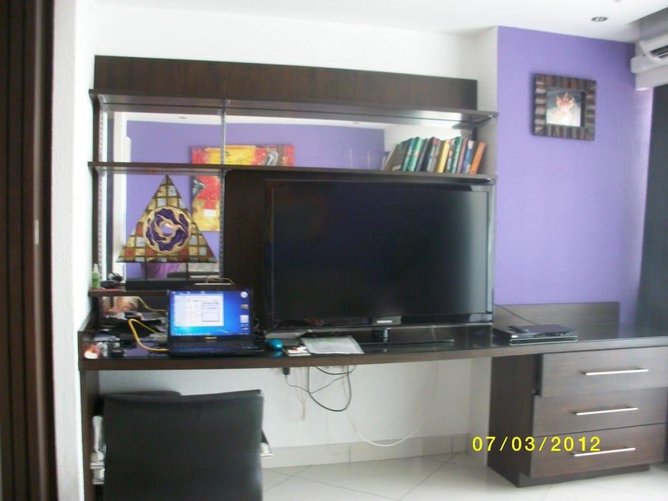 Arbeisbereich mit großen TV Flachbild Hotel Vtsix Condo Service at View Talay Condo Pattaya