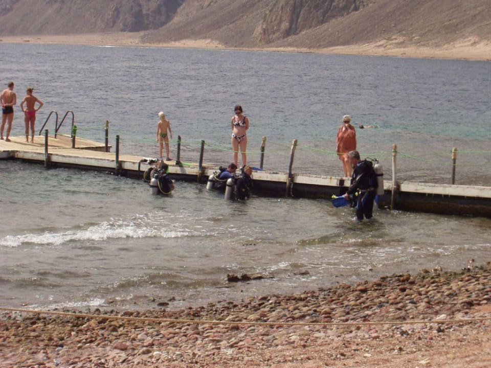 Der Steg über den Korallen in Meer Happy Life Village