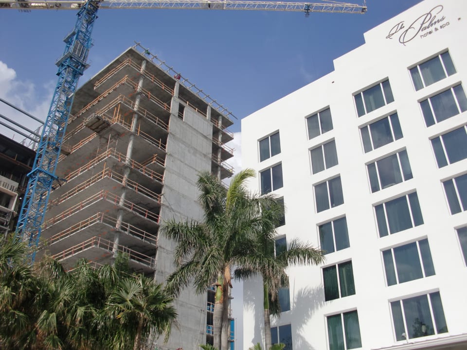 Rückseite des Hotel mit Baustellennachbarschaft The Palms Hotel & Spa