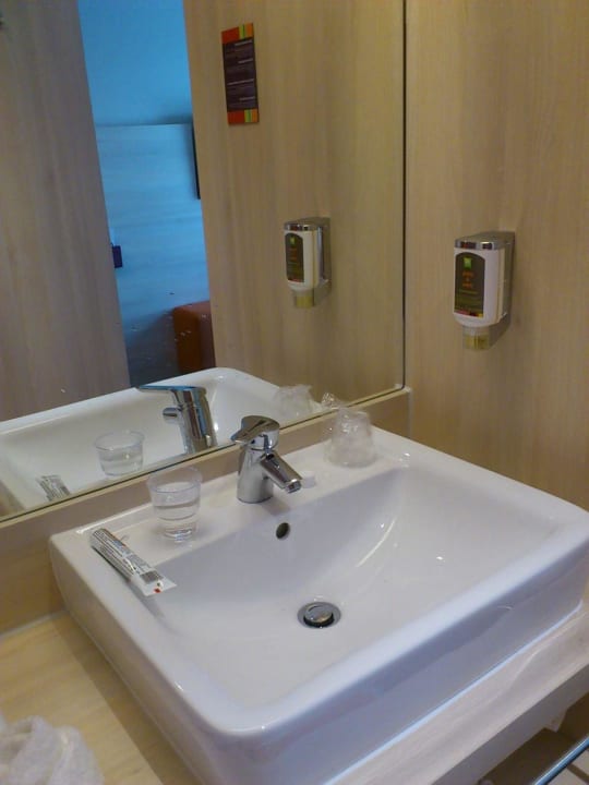 Waschbecken im Waschbereich B&B Hotel Aalen