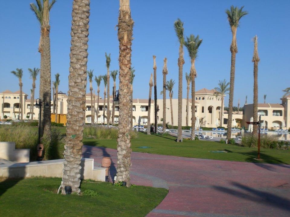 Blick aus der Gartenanlage auf die Wohngebäude Cleopatra Luxury Resort Makadi Bay