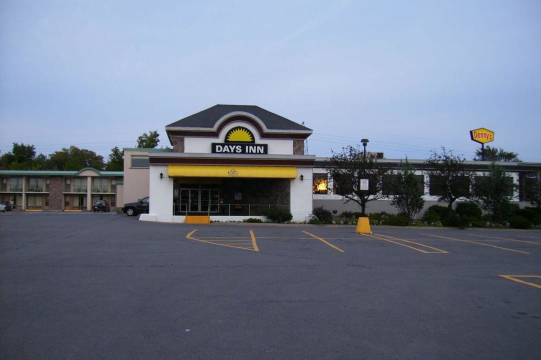 Haupteingang des Days Inn Kingston, Ontario Ramada Kingston Hotel and Conference Centre