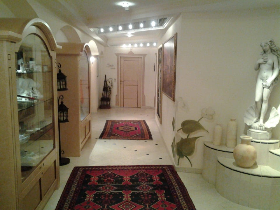 Der Gang zu den Hotel Toiletten Wellnessresort Vier Jahreszeiten