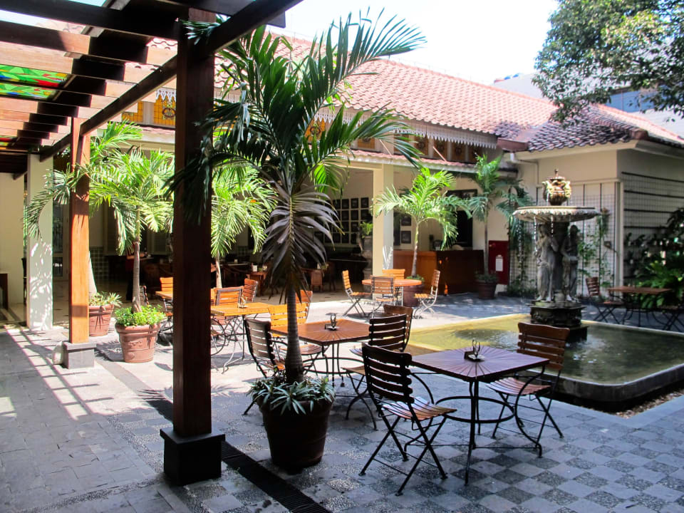 Frühstücksbereich The Phoenix Hotel Yogyakarta