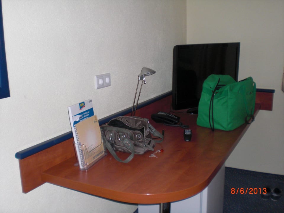 Schreibtisch mit Flachbildfernseher Apollon Hotel