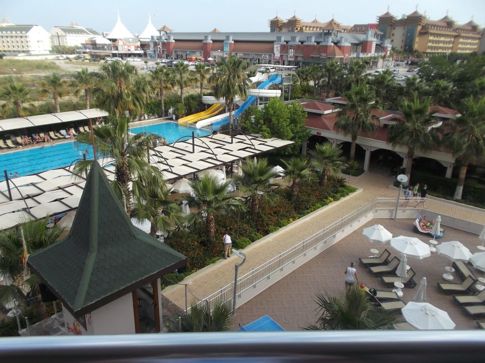 Blick vom Neubau auf Snackbar Hane Family Resort