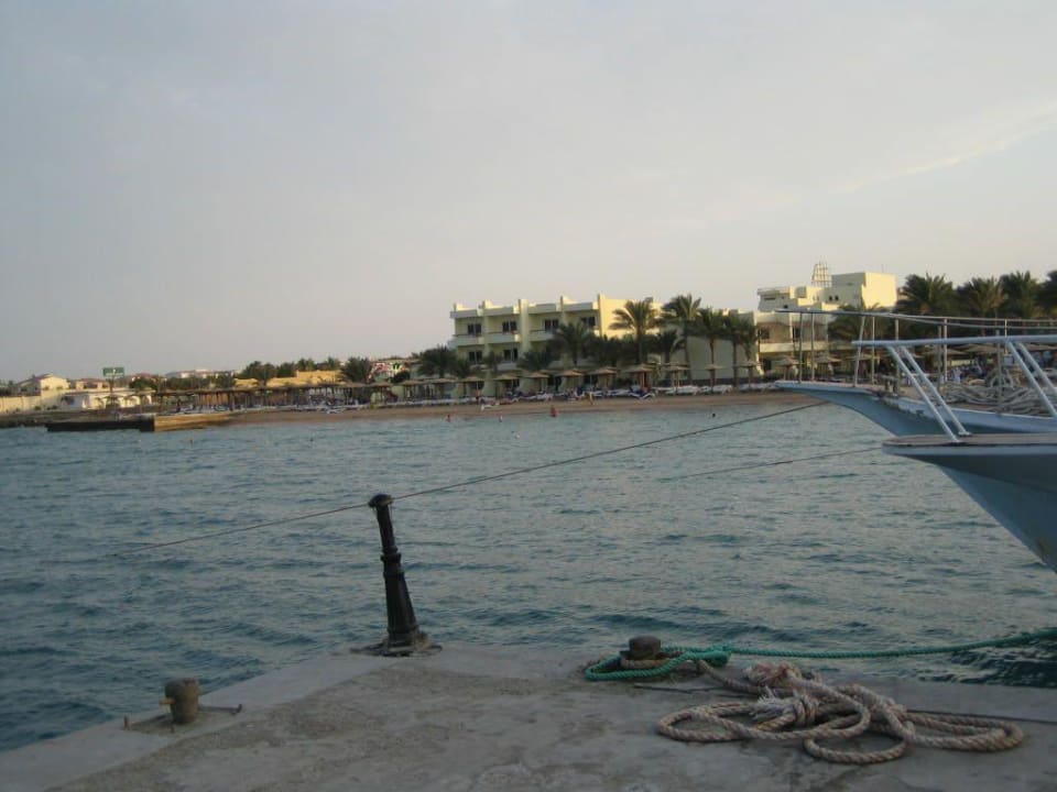 Blick vom Steg in Richtung Hotelanlage Palm Beach Resort
