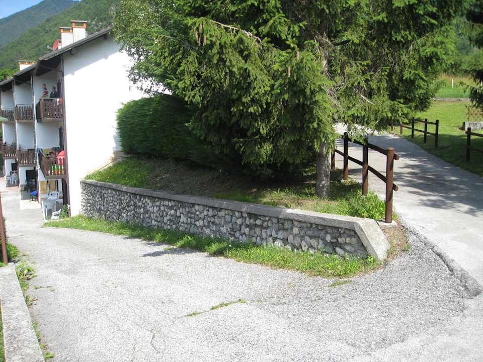 Zufahrt zu den Wohnungen im EG Residence Silvana