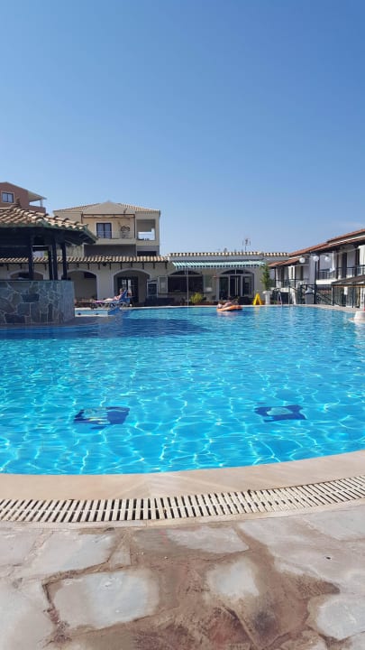 Der schöne Pool - hin zur Bar Corifo Village